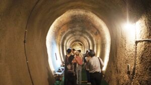 夏季校外学習「亀の瀬地すべり歴史資料室・インフラツーリズム」旧大阪鉄道亀瀬隧道・プロジェクションマッピング2024-208