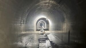 夏季校外学習「亀の瀬地すべり歴史資料室・インフラツーリズム」旧大阪鉄道亀瀬隧道・プロジェクションマッピング2024-445