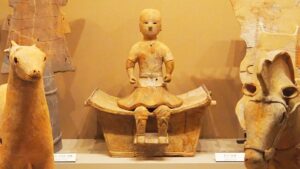 日本古代史・考古学フィールドワーク・橿原考古学研究所附属博物館・人物埴輪・椅子に座る男性像・イワミンのモデル2022-43