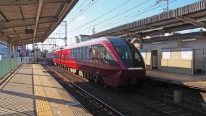 お出かけ体育実技・近鉄電車大阪線真菅駅「近鉄特急・ひのとり」通過中2022-1