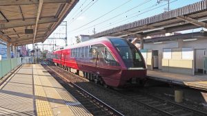お出かけ体育実技・近鉄電車大阪線真菅駅「近鉄特急・ひのとり」通過中2022-2