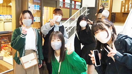 2022年度秋季校外学習「京都旅日記」鉄道開業150周年・インスタ映えの京都鉄道博物館｜レトロな駅舎前で女子集合写真です
