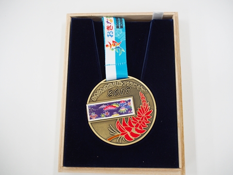奈良甘樫高等学院・通信制高校サポート校「第1期卒業生・おきなわ技能五輪・全国大会入賞」｜桐箱入りのずっしりと重いメダルです