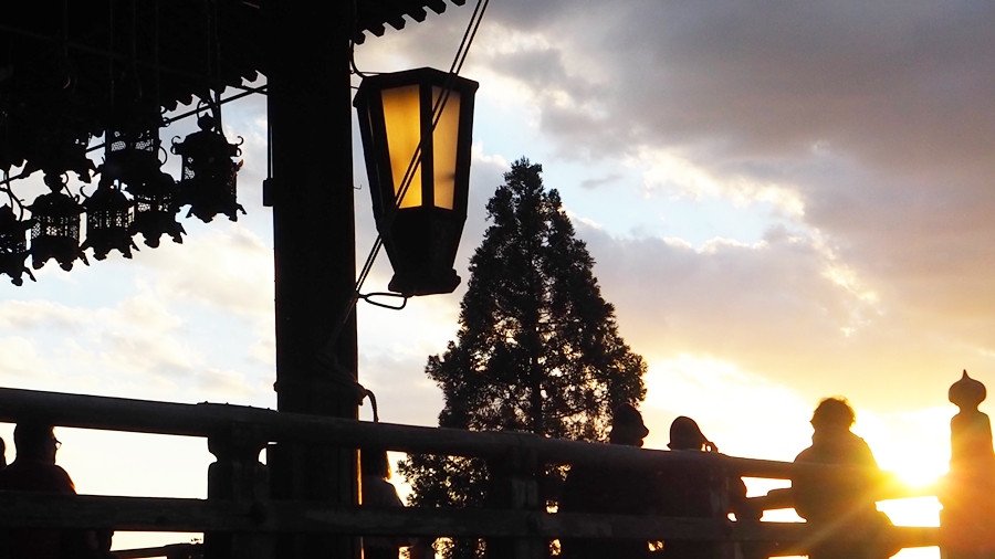 2021年度秋季校外学習「錦秋の奈良紀行」お水取りの東大寺二月堂・裏参道｜二月堂の燈籠に灯が入りました