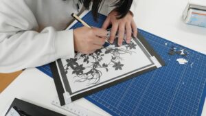 芸術・美術実習の最終回は『切り絵アート』アーティスティックな時が流れる2026-13