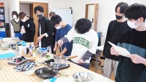 家庭総合・調理実習「中華涼麺&フルーツのミルクババロア」2022-70