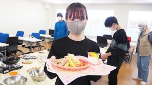 家庭総合・調理実習「中華涼麺&フルーツのミルクババロア」2022-73