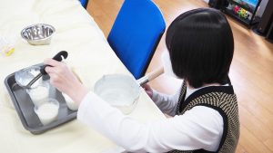 家庭総合・調理実習「中華涼麺&フルーツのミルクババロア」2022-74