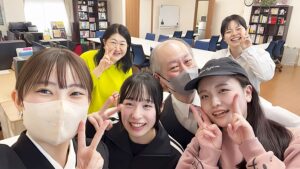 放課後の卒業生スクールサポーターと教員・生徒2025-10