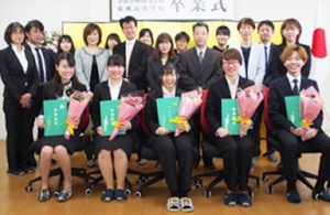 第3回卒業式「勇往邁進・威風堂々」卒業生・保護者集合写真2018-005