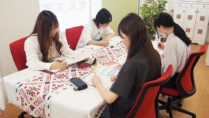 教室内部・談話スペース「グループワーク」2024-33