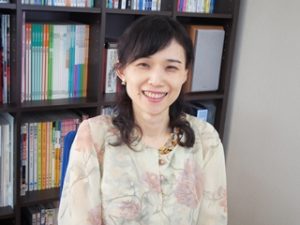 教職員・先生方・スクールサポーター紹介「英語・楠本範子」先生2016-001
