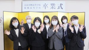 第六回卒業式（2021年度・令和3年度）教職員集合写真2021-623