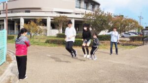 保健体育・体育実技「硬式テニス＆大縄跳び」橿原市曽我川緑地体育館・テニスコート2024-231
