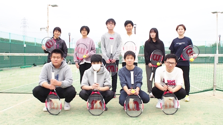 保健体育実技・硬式テニス｜受験の終わった3年生も現役復帰
